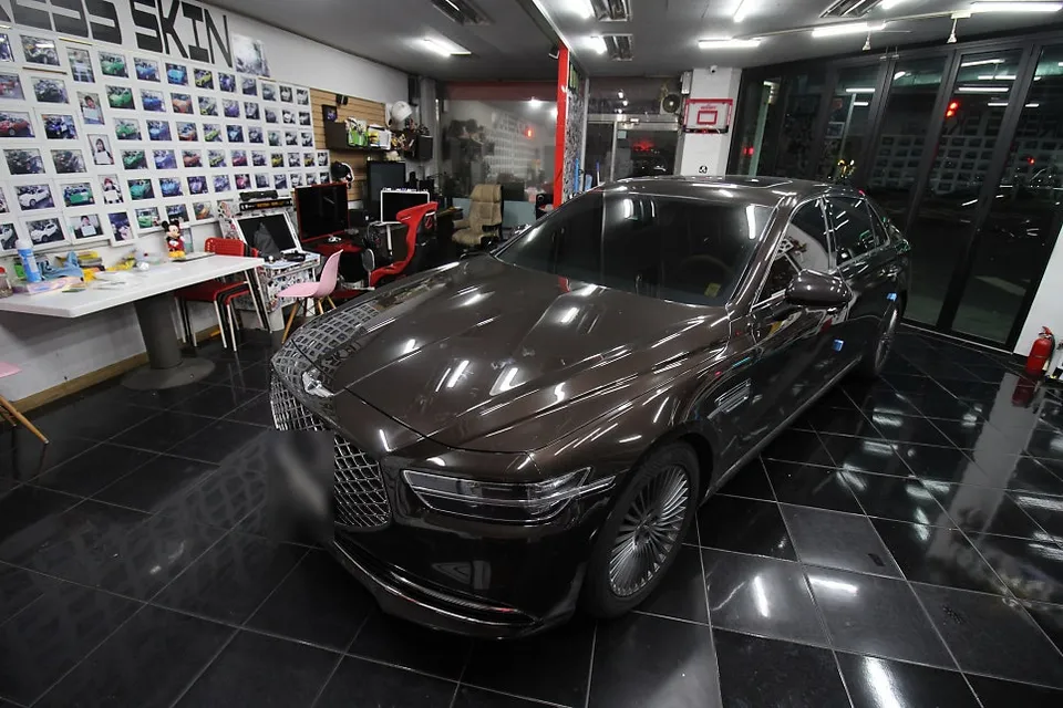 Genesis G90のカーラッピング事例｜費用目安・仕上がり 施工写真 1-1