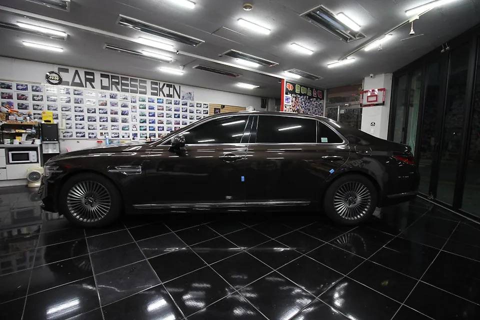 Genesis G90のカーラッピング事例｜費用目安・仕上がり 施工写真 3-1