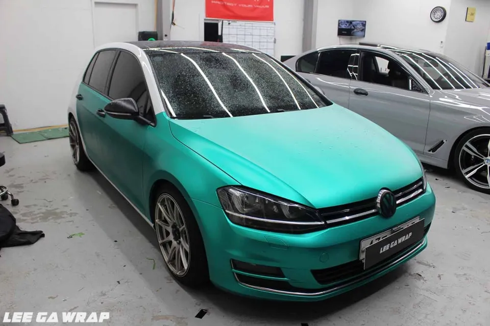 Volkswagen Golfのカーラッピング事例|事故修理後の再施工 施工写真 2-1