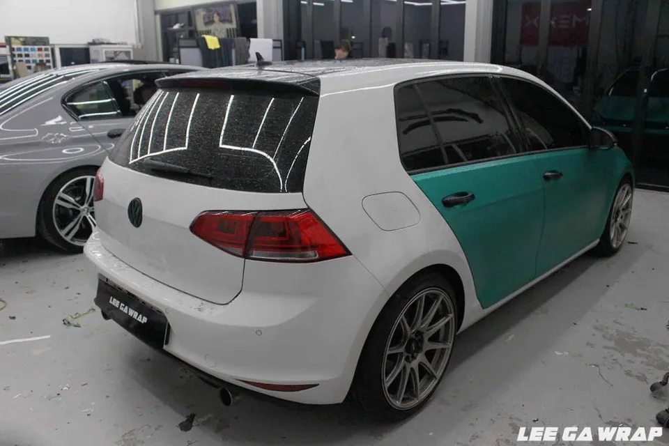 Volkswagen Golfのカーラッピング事例|事故修理後の再施工 施工写真 3-1