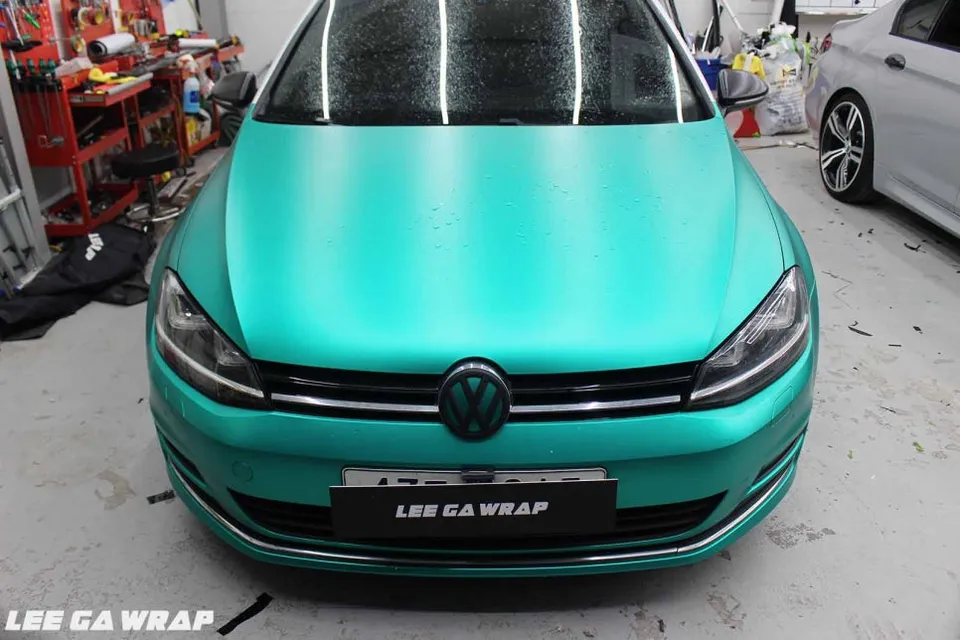 Volkswagen Golfのカーラッピング事例|事故修理後の再施工 施工写真 2-2