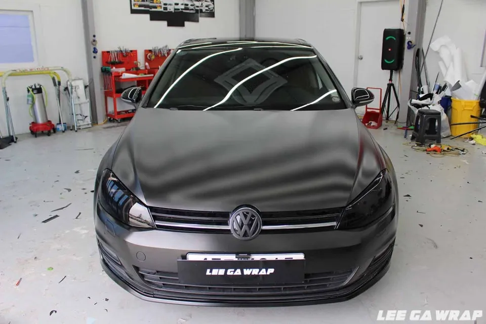 Volkswagen Golfのカーラッピング事例|事故修理後の再施工 施工写真 3-2