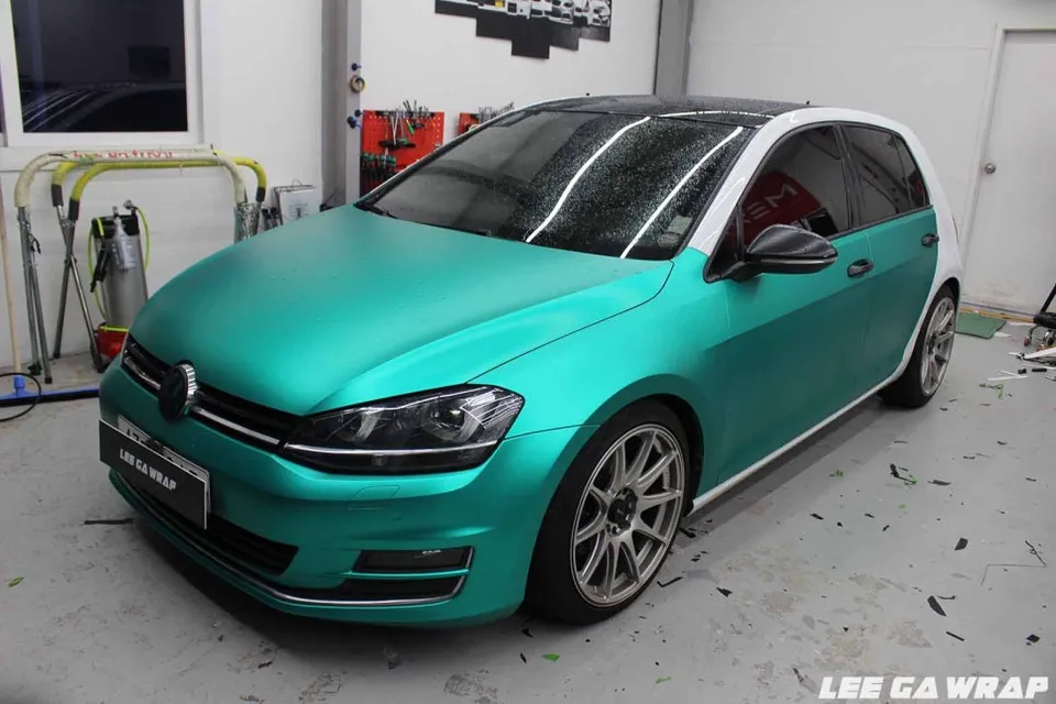 Volkswagen Golfのカーラッピング事例|事故修理後の再施工 施工写真 1-3