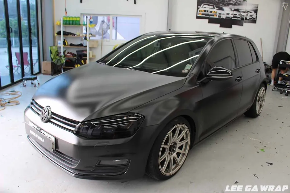 Volkswagen Golfのカーラッピング事例|事故修理後の再施工 施工写真 2-3