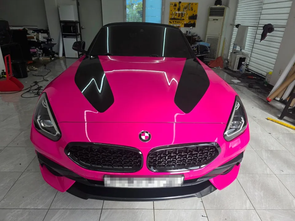 BMW Z4のカーラッピング事例｜ローズレッドの仕上がり 施工写真 2-1