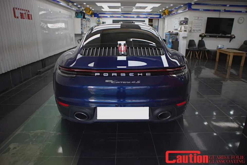 ポルシェ 911 カレラ カーラッピング事例：高光沢イエロー 施工写真 1-1