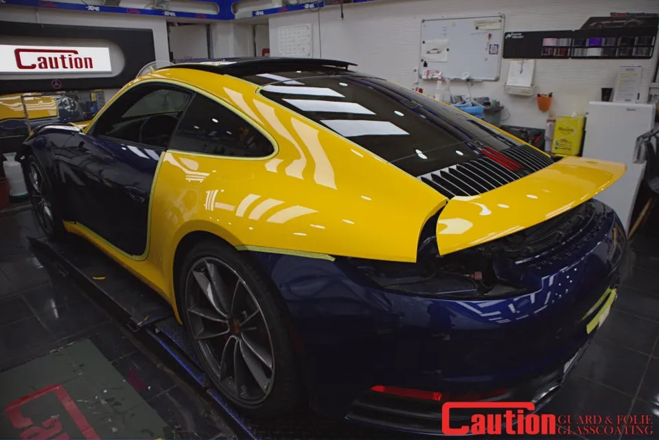 ポルシェ 911 カレラ カーラッピング事例：高光沢イエロー 施工写真 2-3