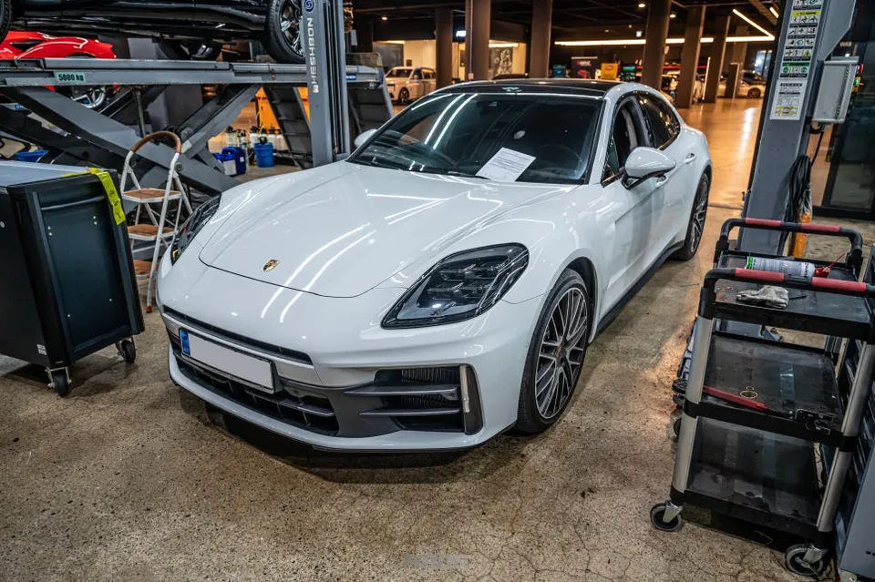Porsche Panamera 4 body kit installation result