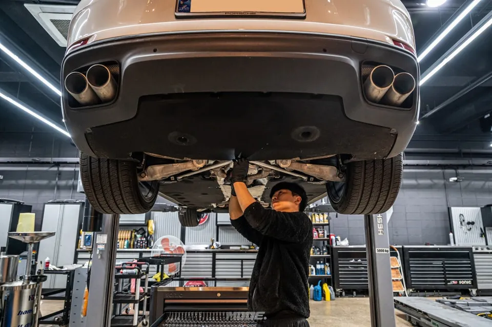 Porsche Panamera 4 body kit - Porsche Panamera 4 Body Kit Installation Review photo 5