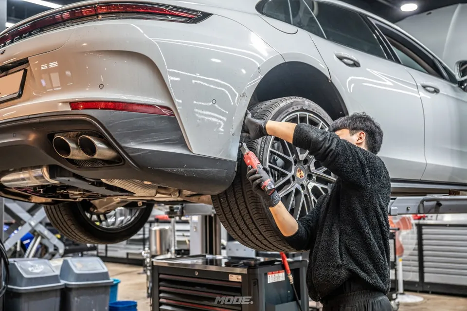 Porsche Panamera 4 body kit - Porsche Panamera 4 Body Kit Installation Review photo 6