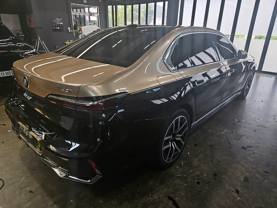 BMW 7 Seriesのカーラッピング事例 施工写真 5