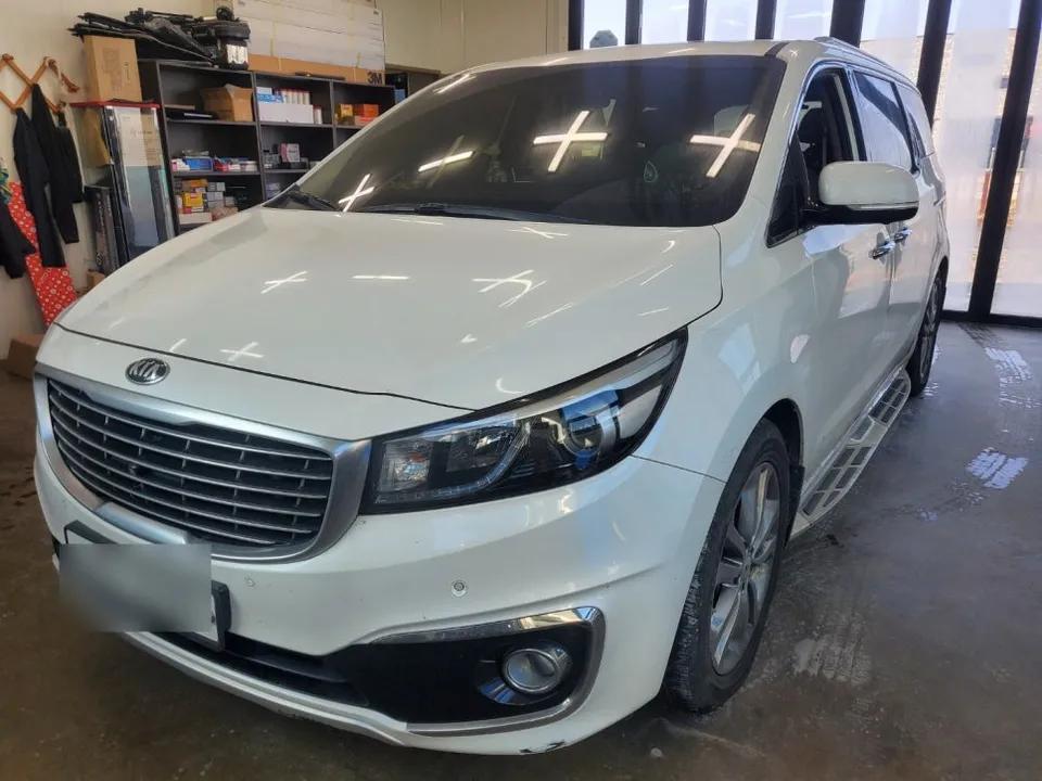 Kia Carnivalのドライブレコーダー取付事例 写真