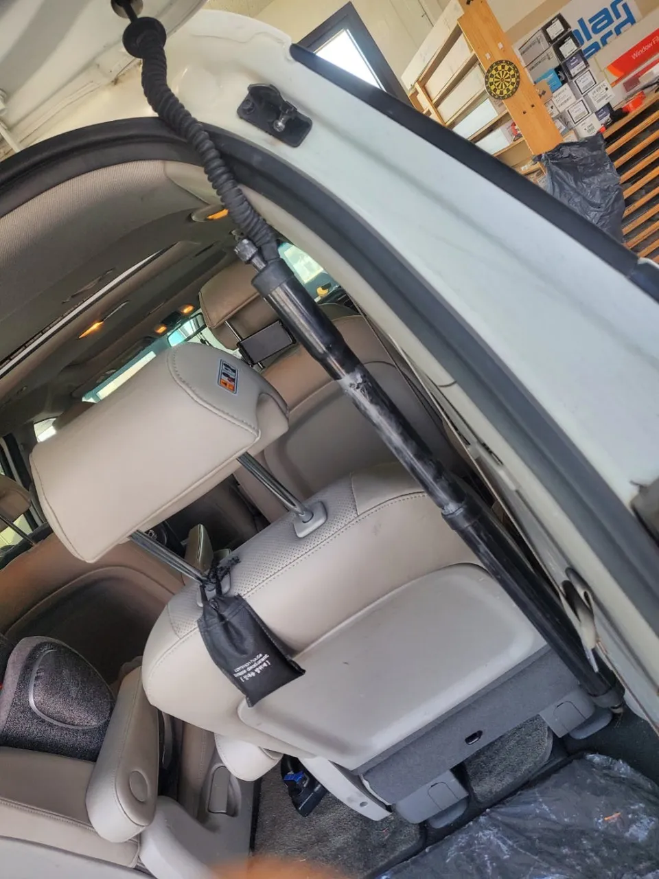 Kia Carnivalのドライブレコーダー取付事例 施工写真 4-1