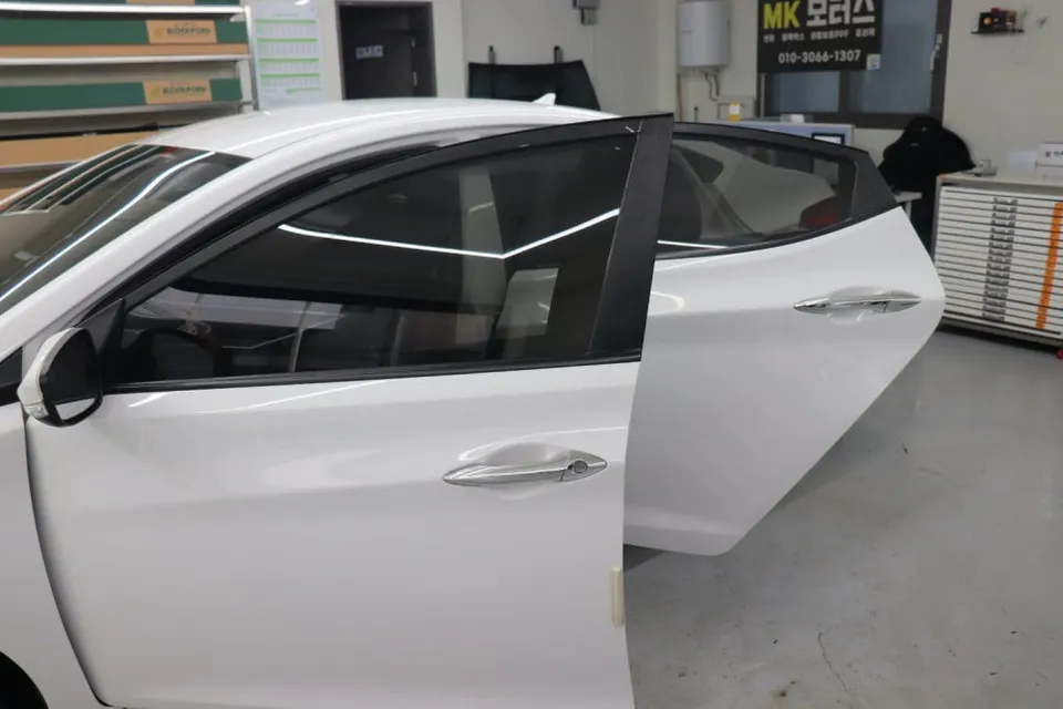 Hyundai Elantraのカーフィルム施工事例|費用目安・仕上がり 施工写真 1-3