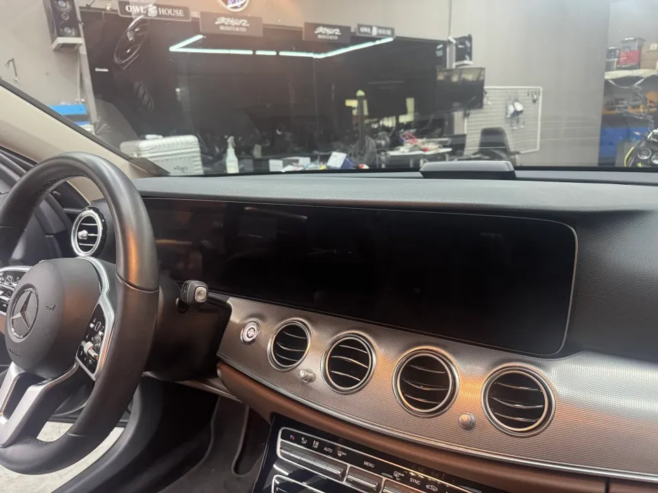 Mercedes-Benz E-Class W213のAndroid Auto・CarPlay取付事例 施工写真 3-1