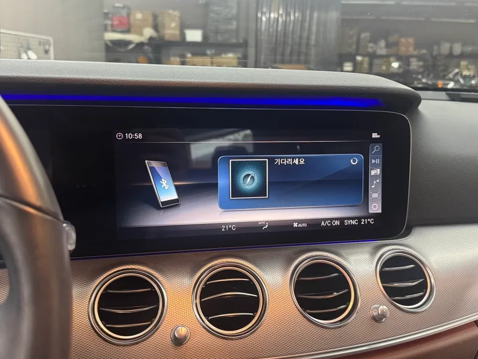 Mercedes-Benz E-Class W213のAndroid Auto・CarPlay取付事例 施工写真 1-2