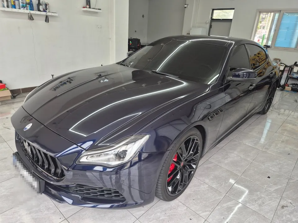 Maserati Quattroporteのカーラッピング事例|サテンダークグレー 施工写真 2-1