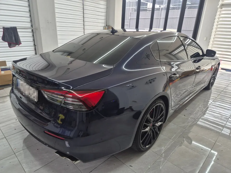Maserati Quattroporteのカーラッピング事例|サテンダークグレー 施工写真 3-1