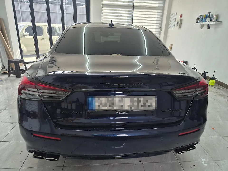Maserati Quattroporteのカーラッピング事例|サテンダークグレー 施工写真 1-2