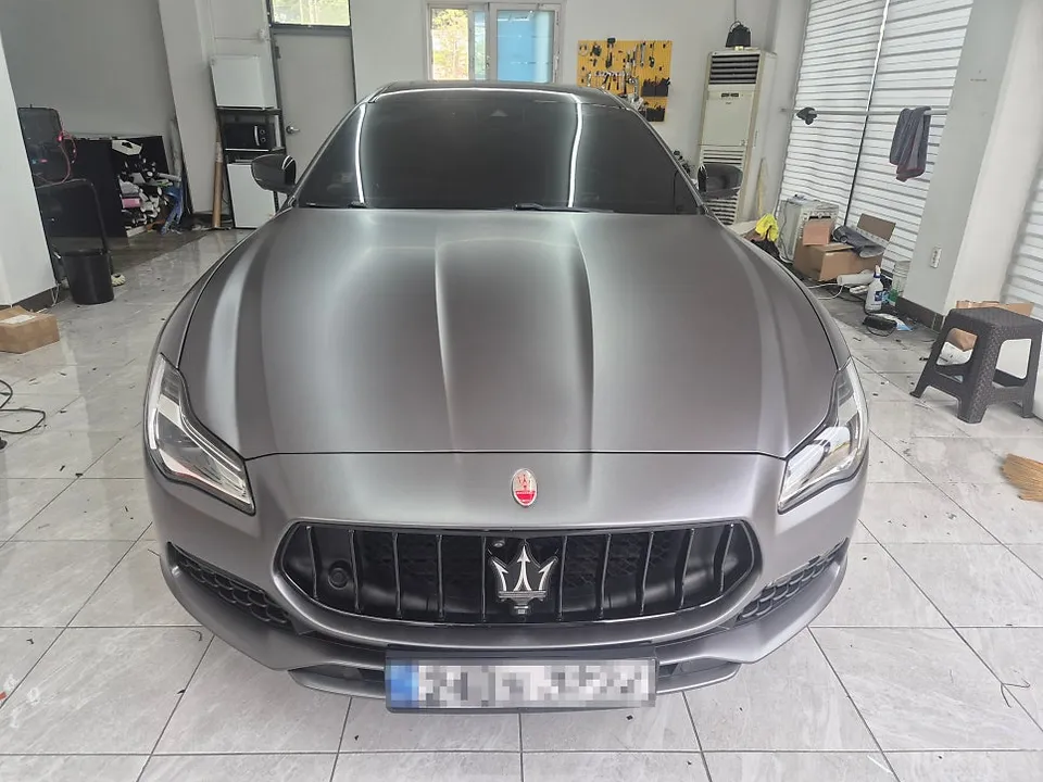 Maserati Quattroporteのカーラッピング事例|サテンダークグレー 施工写真 2-2