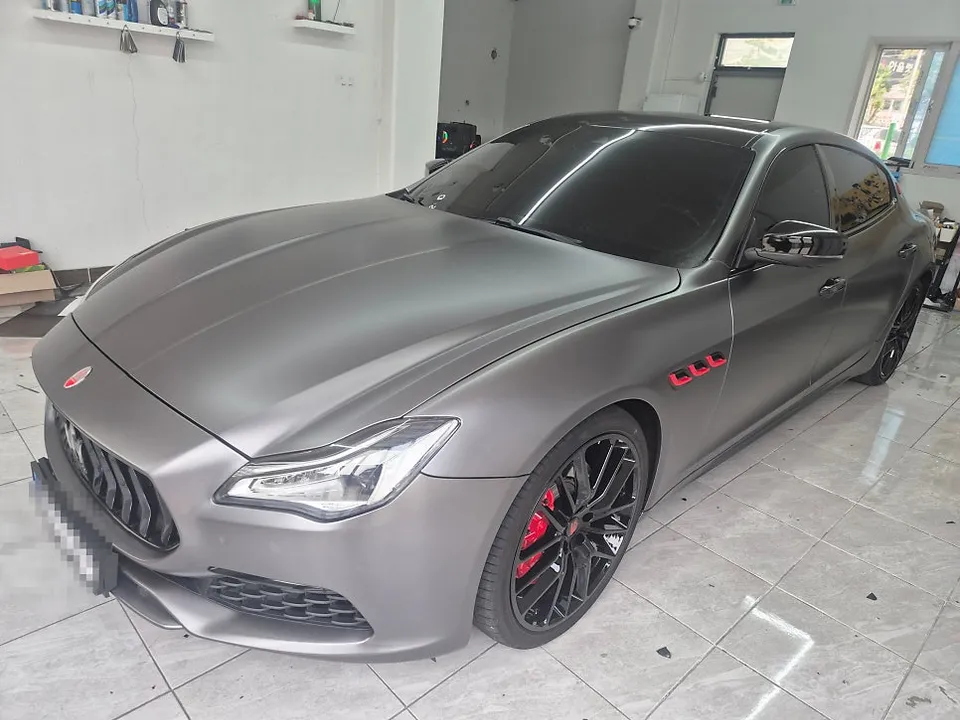 Maserati Quattroporteのカーラッピング事例|サテンダークグレー 施工写真 3-2