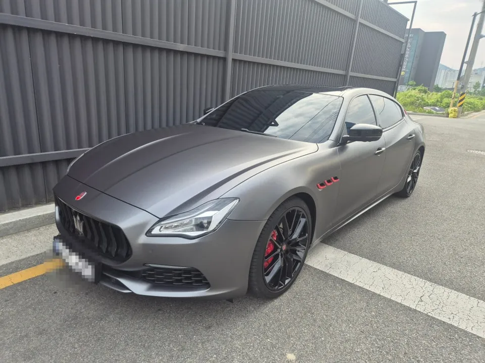 Maserati Quattroporteのカーラッピング事例|サテンダークグレー 施工写真 3-3