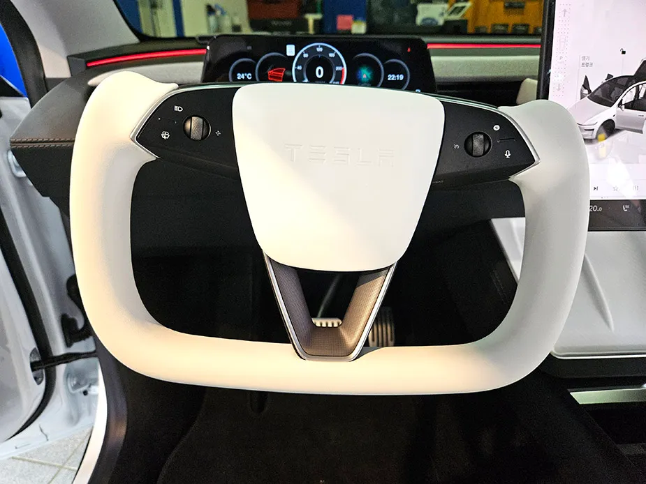 Tesla Model Y steering wheel - Tesla Model Y Steering Wheel Customization Review photo 6