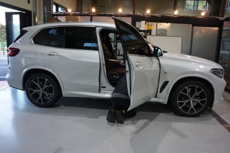 BMW X5 G05のドライブレコーダー取付事例 施工写真 1-1