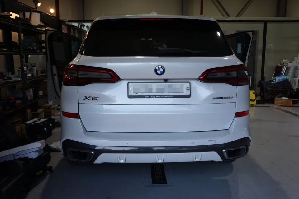 BMW X5 G05のドライブレコーダー取付事例 施工写真 2-1