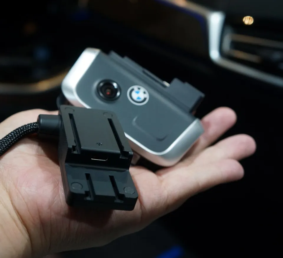 BMW X5 G05のドライブレコーダー取付事例 施工写真 1-3