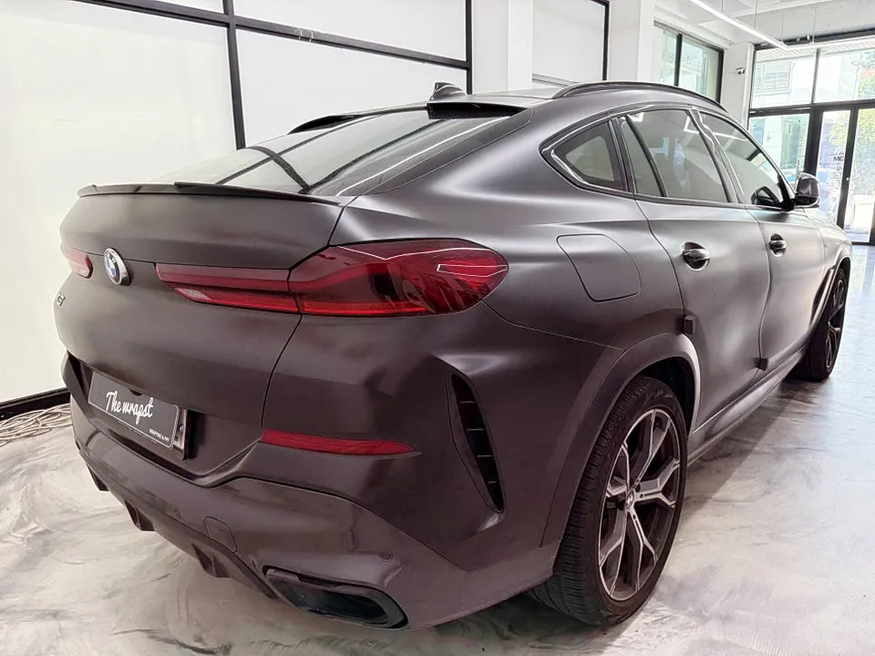 BMW X6のカーラッピング事例｜トレンドカラー「クレヨン」で刷新 施工写真 2-1