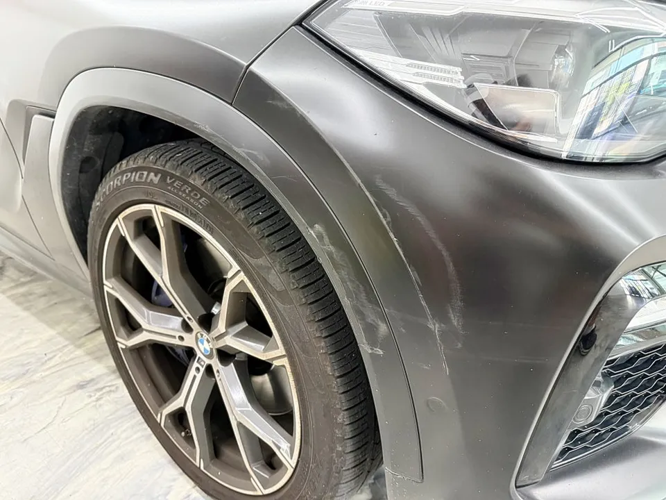 BMW X6のカーラッピング事例｜トレンドカラー「クレヨン」で刷新 施工写真 3-1