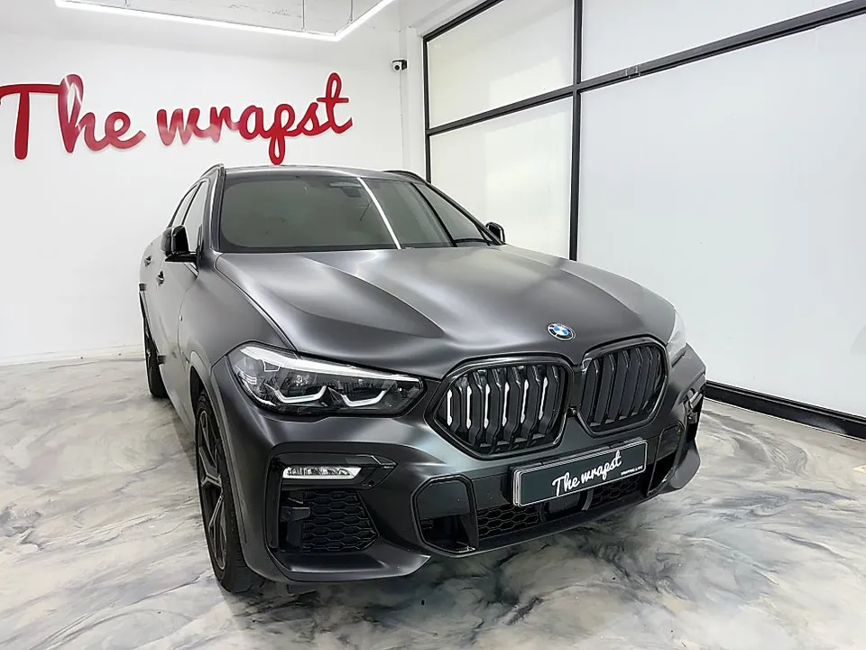 BMW X6のカーラッピング事例｜トレンドカラー「クレヨン」で刷新 施工写真 2-2