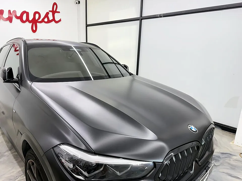 BMW X6のカーラッピング事例｜トレンドカラー「クレヨン」で刷新 施工写真 4-2