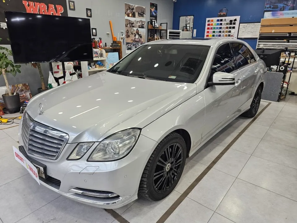Mercedes-Benz Eクラス W213 ルーフのカーラッピング事例 施工写真 2-1