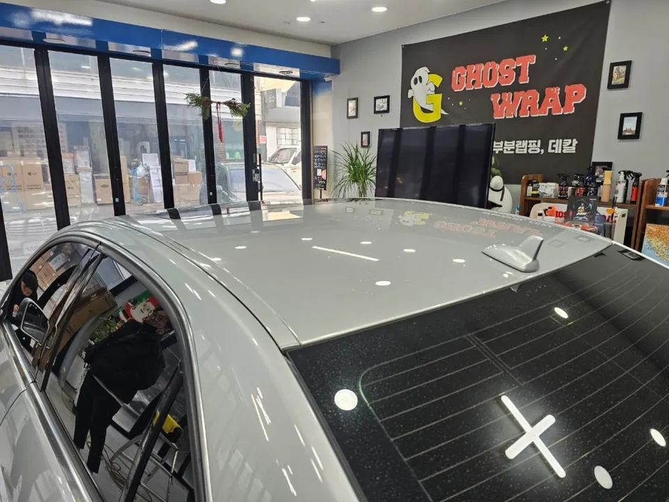 Mercedes-Benz Eクラス W213 ルーフのカーラッピング事例 施工写真 4-1