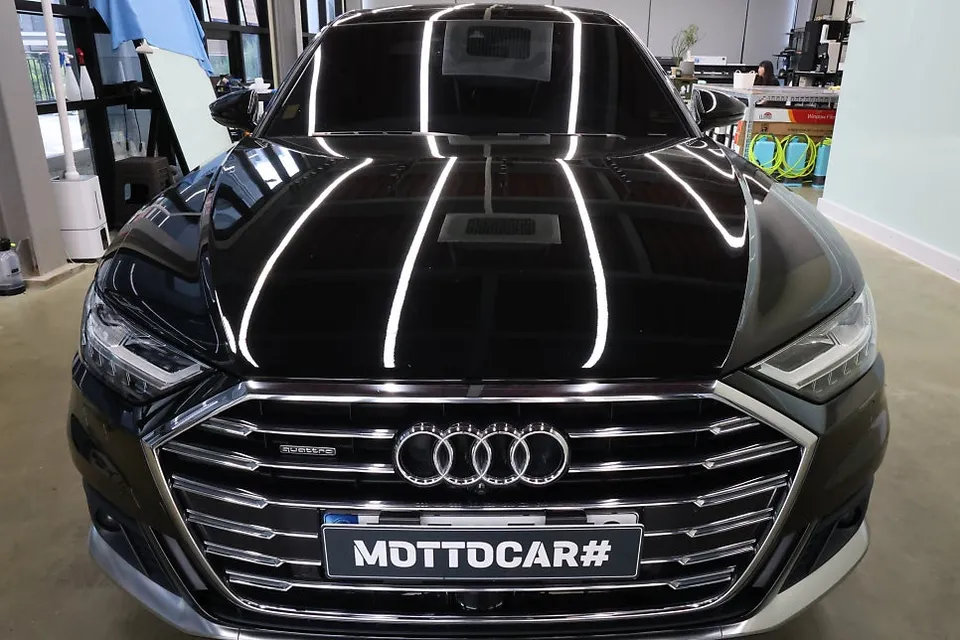 Audi A8 カーフィルム施工事例｜断熱・スモーク効果 写真