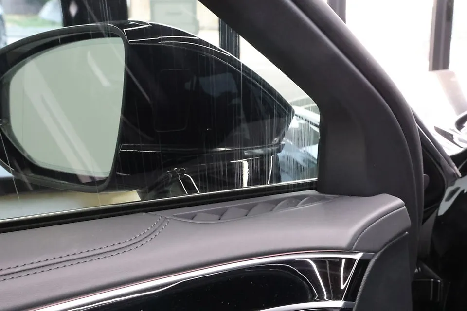 Audi A8 カーフィルム施工事例｜断熱・スモーク効果 施工写真 2