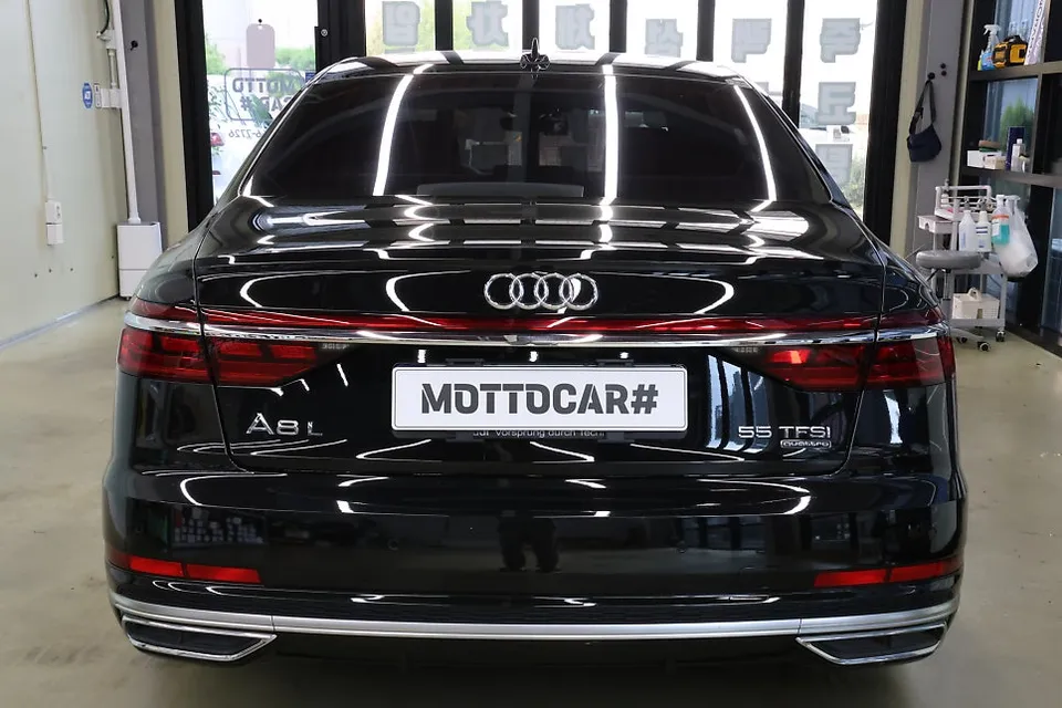 Audi A8 カーフィルム施工事例｜断熱・スモーク効果 施工写真 3