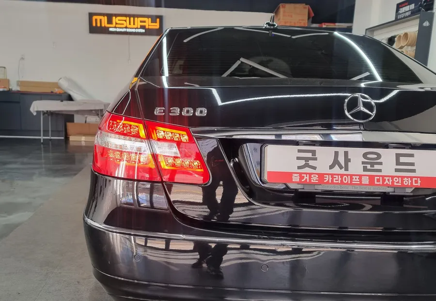 Mercedes-Benz E-Class W212のAndroid Auto・CarPlay取付事例 施工写真 1-1