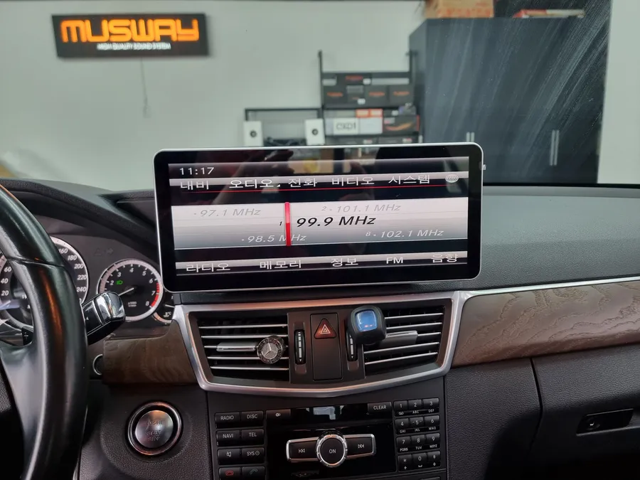 Mercedes-Benz E-Class W212のAndroid Auto・CarPlay取付事例 施工写真 2-1