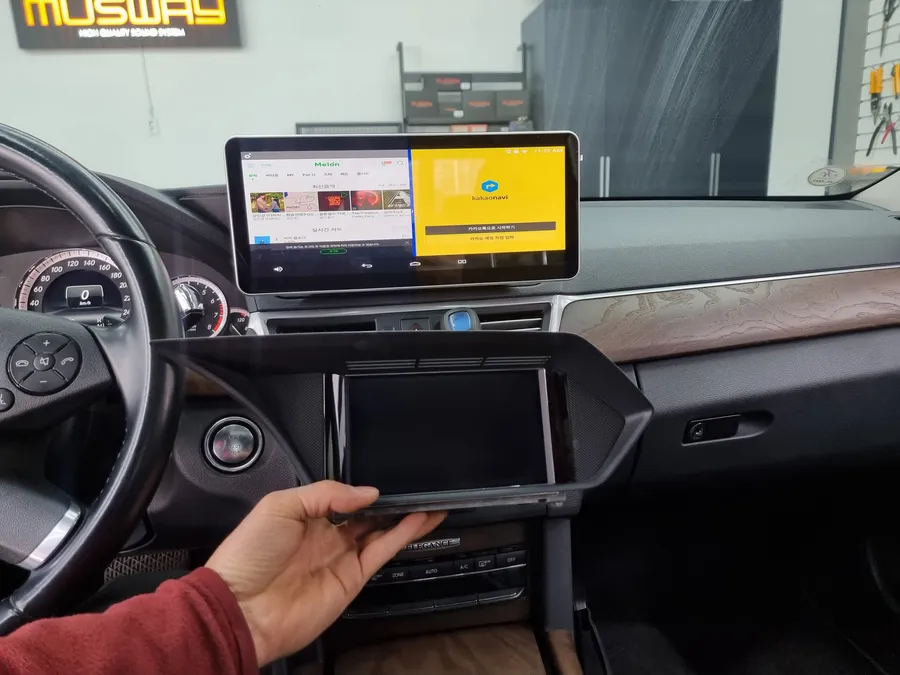 Mercedes-Benz E-Class W212のAndroid Auto・CarPlay取付事例 施工写真 3-1
