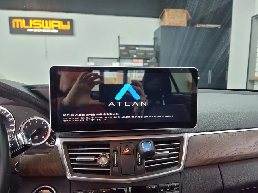 Mercedes-Benz E-Class W212のAndroid Auto・CarPlay取付事例 施工写真 4-1