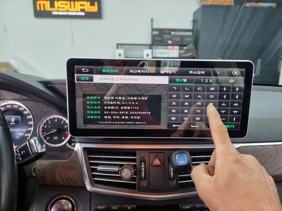 Mercedes-Benz E-Class W212のAndroid Auto・CarPlay取付事例 施工写真 1-2