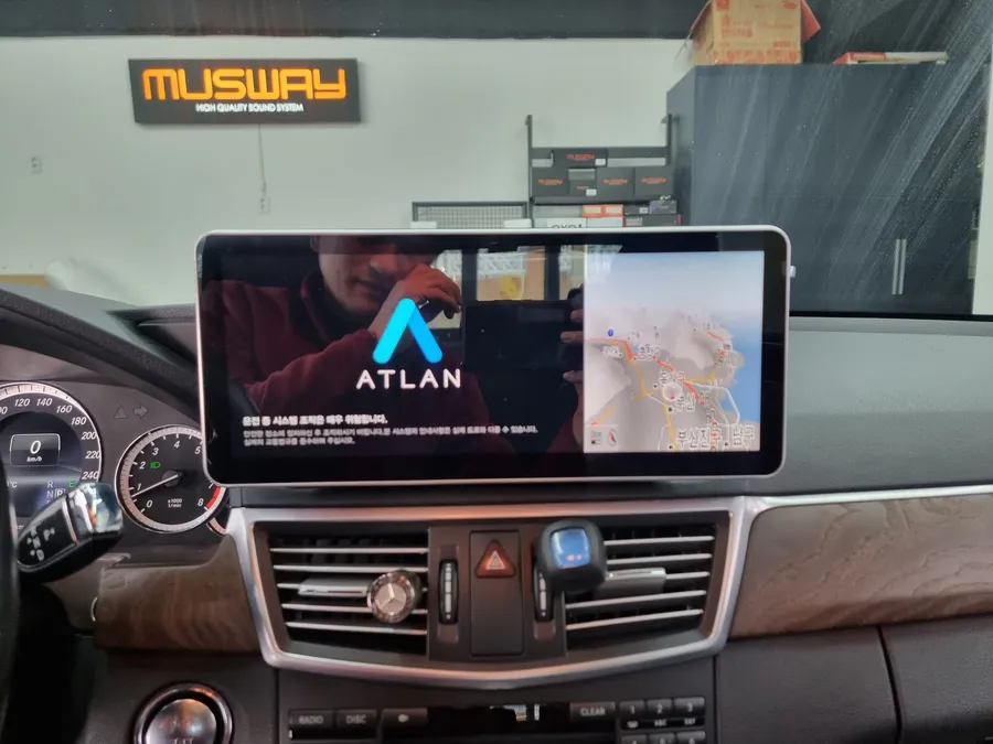 Mercedes-Benz E-Class W212のAndroid Auto・CarPlay取付事例 施工写真 3-2