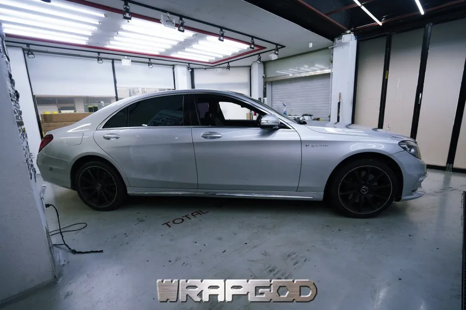 Mercedes-Benz S-Class vinyl wrap - Mercedes-Benz S-Class Vinyl Wrap Review: Stunning White Pearl Fin photo 5