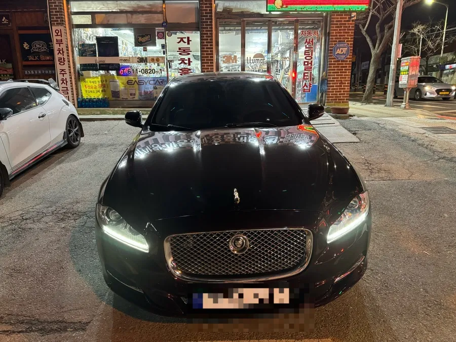 Jaguar XJL ambient lighting installation result