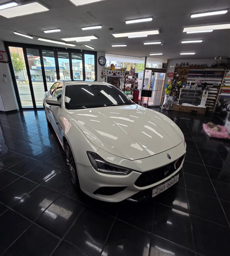 Maserati Ghibli Vinyl Wrap Review: Black Gloss Two-Tone Cost photo 1