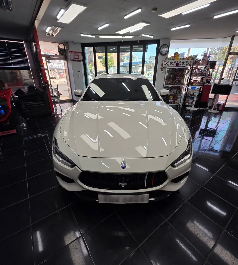 Maserati Ghibli Vinyl Wrap Review: Black Gloss Two-Tone Cost photo 2