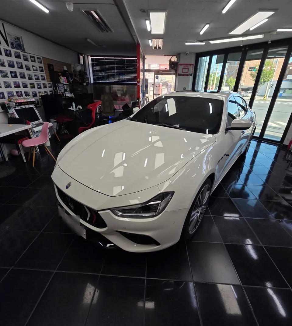 Maserati Ghibli vinyl wrap - Maserati Ghibli Vinyl Wrap Review: Black Gloss Two-Tone Cost photo 3